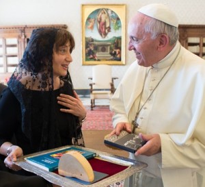 Tamara Grdzelidze with Pope Francis in an audience at the Vatican. © L'Osservatore Romano