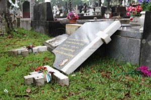 PHOTO: One of the more than 70 gravestones lies broken after vandals desecrated the Russian Orthodox and Serbian Orthodox areas of Rookwood Cemetery in Sydney. (ABC: Tom Gibson)