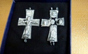BULGARIAN ARCHAEOLOGISTS SHOW LEAD CROSS RELIQUARY FOUND IN MEDIEVAL CITY MISSIONIS (KRUM’S FORTRESS)