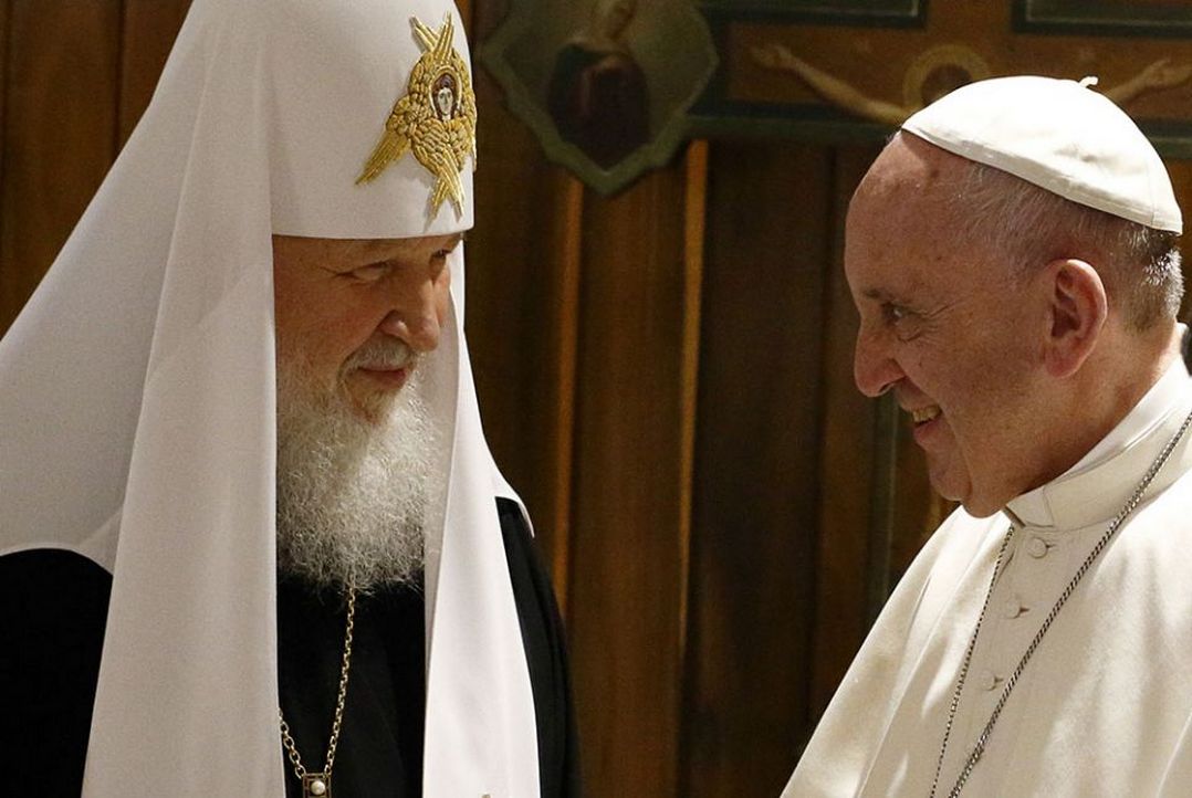 Russian Orthodox Patriarch Kirill of Moscow and Pope Francis smile ...