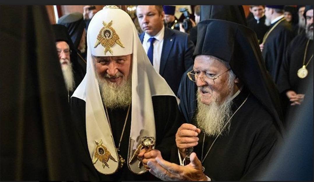 Patriarch Kyrill (left) with Patriarch Bartholomew (right)